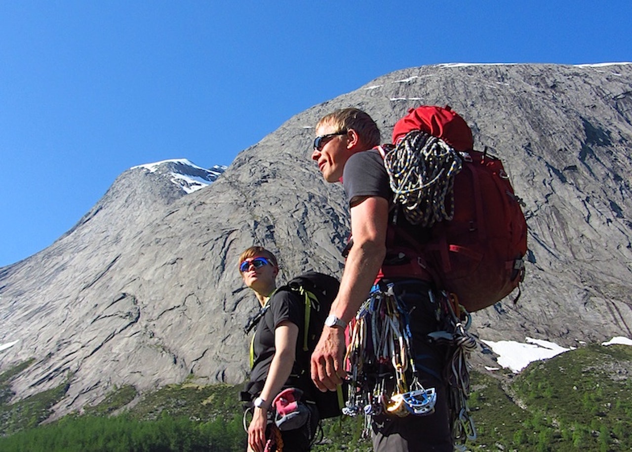 Nora Helen Lund Lyngra og Øystein Halle på vei til klatring i Uskedalen. Foto: Håvard Skomedal Torvanger