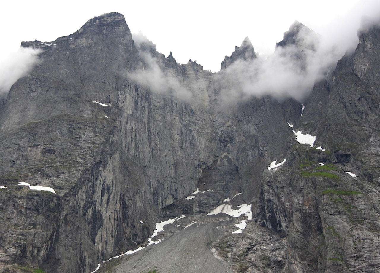 Trollveggen med introsvaene under. Foto: Dag Hagen Trollveggen med introsvaene under. Foto: Dag Hagen