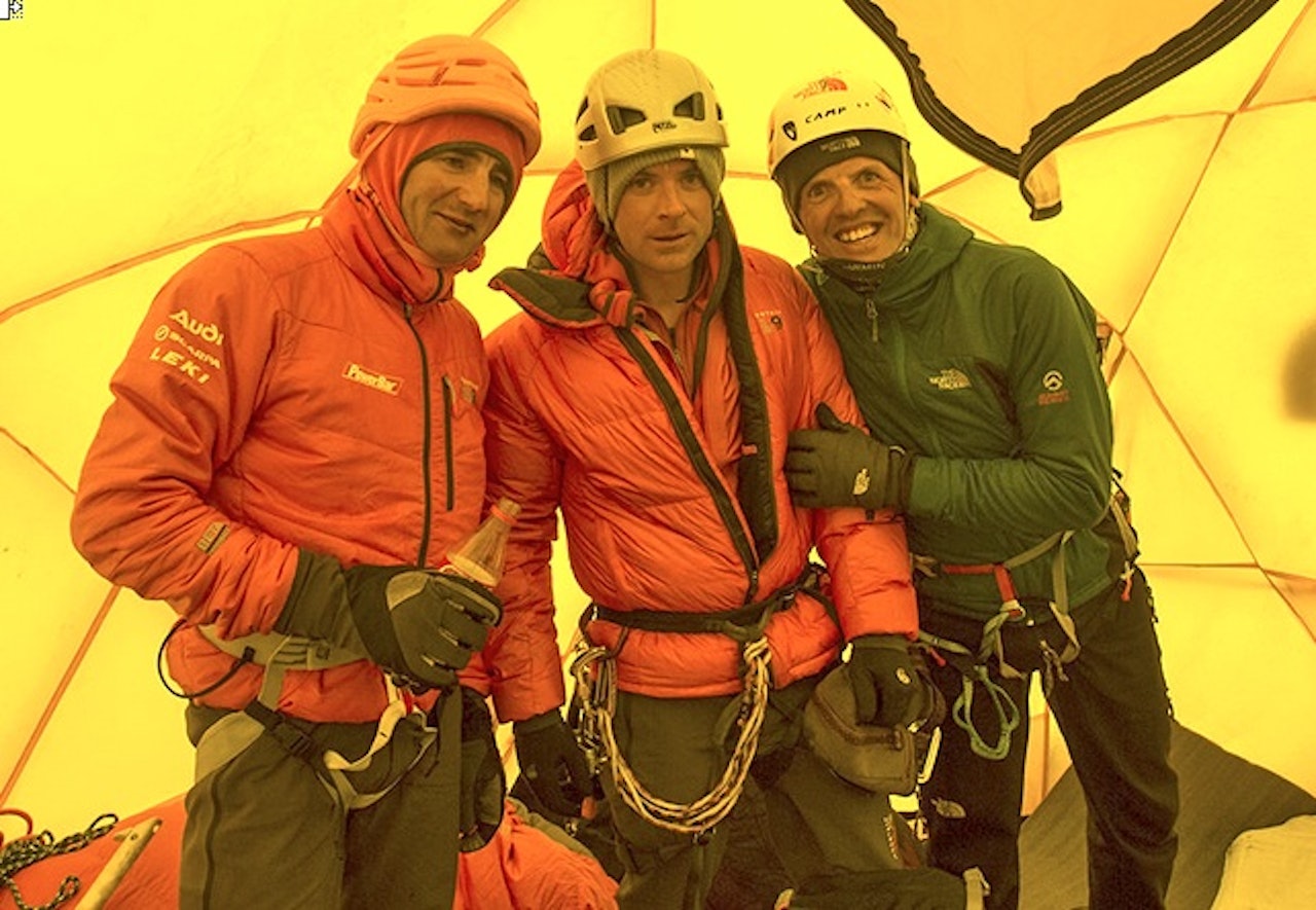 Ueli Steck, Jon Griffith and Simone Moro i camp 2. Foto: Jon Griffith Ueli Steck, Jon Griffith and Simone Moro i camp 2. Foto: Jon Griffith