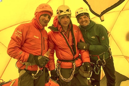 Ueli Steck, Jon Griffith and Simone Moro i camp 2. Foto: Jon Griffith Ueli Steck, Jon Griffith and Simone Moro i camp 2. Foto: Jon Griffith