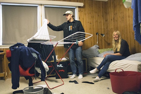 STJERNEMØTE: Et av Norges største freeskitalent, Eirik Moberg, og et av norges største frikjøringstalenter, Synnøve Medhus, deler på husarbeidet i hybelbygget. Foto: Anders Holtet STJERNEMØTE: Et av Norges største freeskitalent, Eirik Moberg, og et av norges største frikjøringstalenter, Synnøve Medhus, deler på husarbeidet i hybelbygget. Foto: Anders Holtet