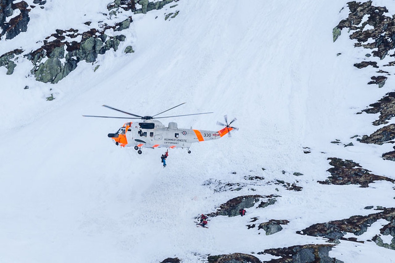 Her blir klatrerne heist opp til Sea King-helikopteret etter fallulykken i går. Foto: Steinar Bleken