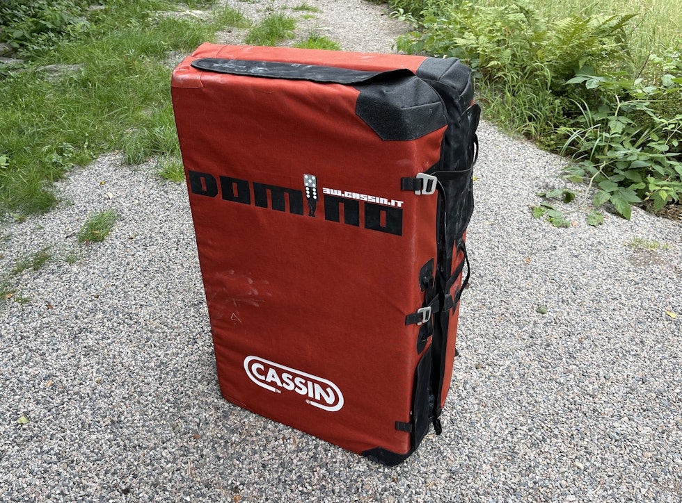 Solid sak: Domino er robust og hele 13,5 cm tjukk. test av cassin domino