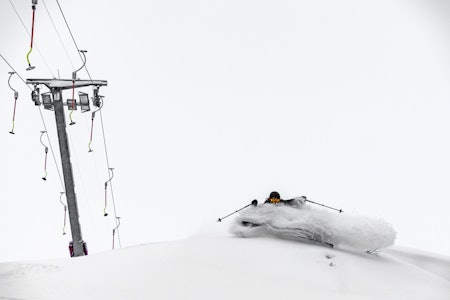 DJUP NYHET: Sondre Loftsgarden koser seg rett ved heisen i Høgevarde, som ble bygd foran 2017-sesongen. Foto: Bård Basberg Høgevarde topptur randonee fri flyt guide pudder ski snowboard alpint freeride