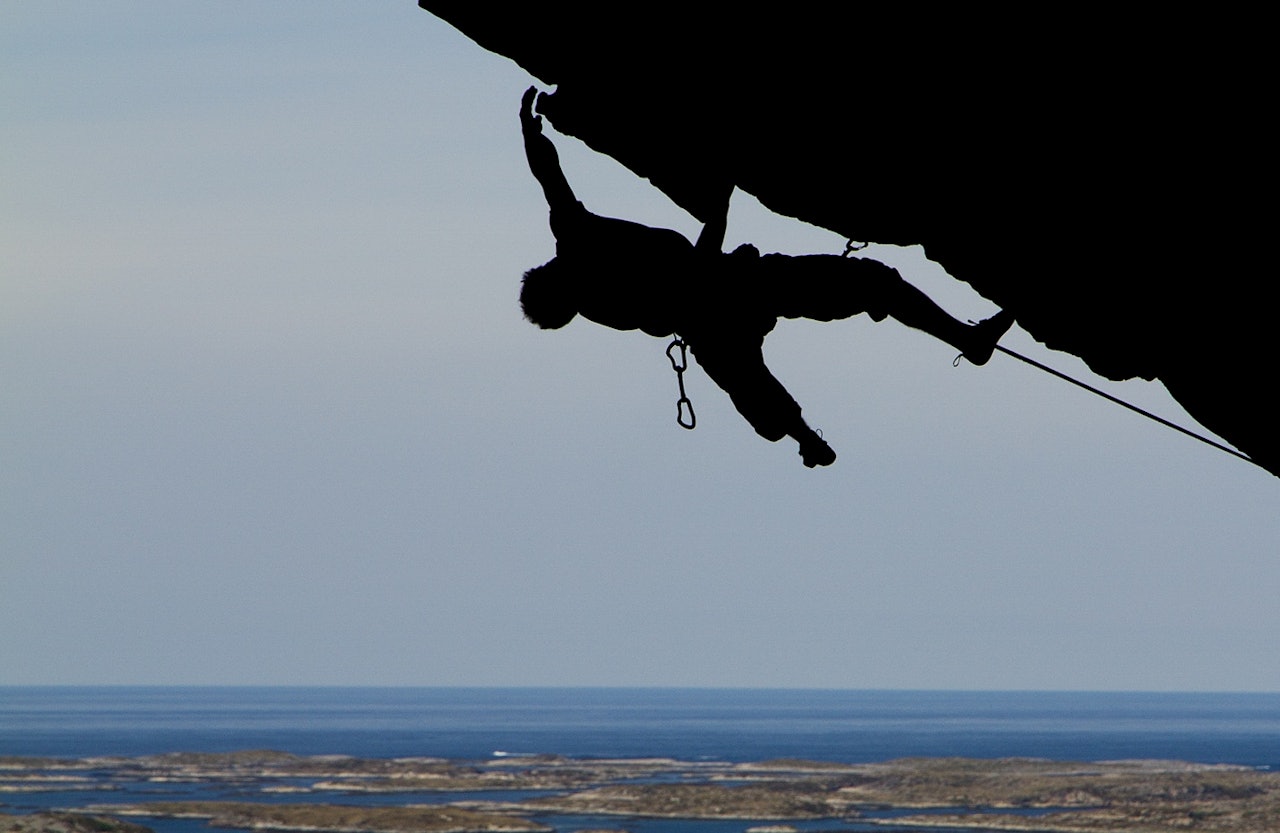 Magnus Midtbø klatrer under Hanshelleren. Foto: Kieran Kolle