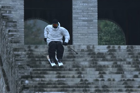 BAKOMFILM: Candide Thovex letter på sløret. Foto: Skjermdump BAKOMFILM: Candide Thovex letter på sløret. Foto: Skjermdump