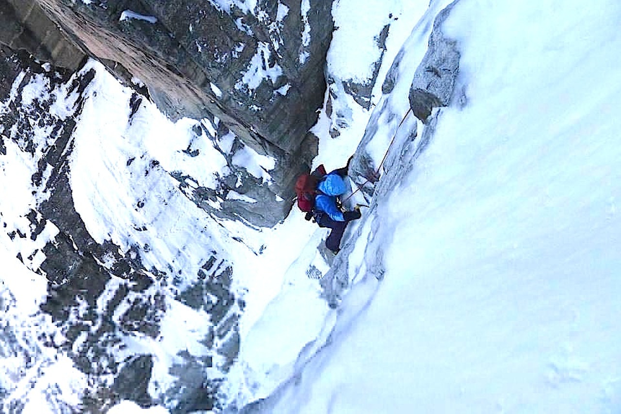 Trine Bakke klatrer den lengste av de to nye rutene, med grad M4, WI3+ og 60 grader bratt snørenne. Til sammen 700 meter. Foto: Rune Kvalsnes Trine Bakke klatrer den lengste av de to nye rutene, med grad M4, WI3+ og 60 grader bratt snørenne. Til sammen 700 meter. Foto: Rune Kvalsnes