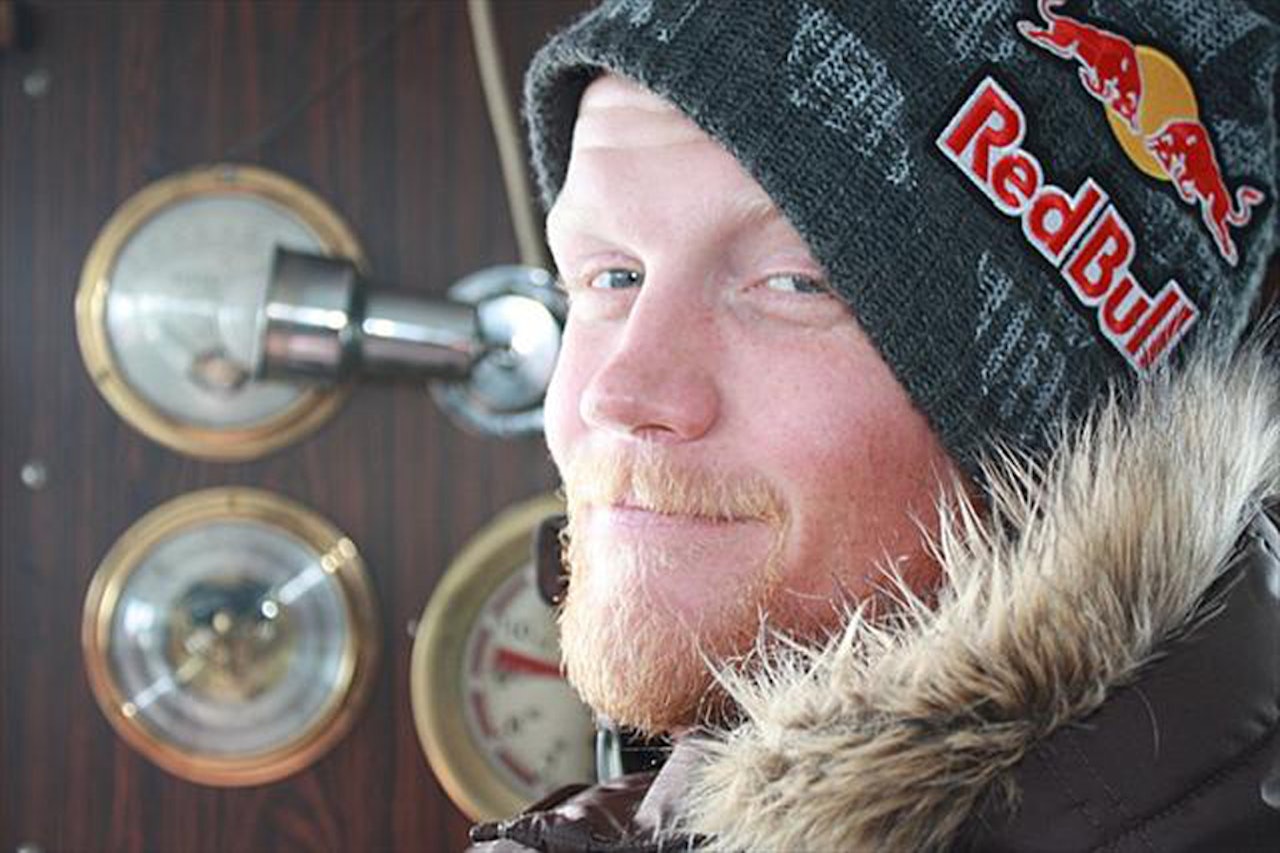 FERDIG: Fra og med i dag må Tanner Hall betale for RedBull´en sin. Og lua og capsen må han levere tilbake. FERDIG: Fra og med i dag må Tanner Hall betale for RedBull´en sin. Og lua og capsen må han levere tilbake.