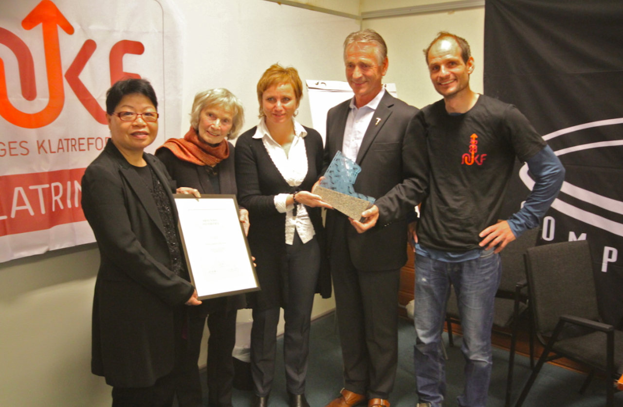 Fra venstre: Kit Fai Næss, Grethe Lund (mor til Anne Margrethe), Hedvig Lund (søster til Anne Margrethe), Leif Landsverk (juryleder) og Ole Karsten Birkeland president i NKF). Foto: Lars Ole Gudevang