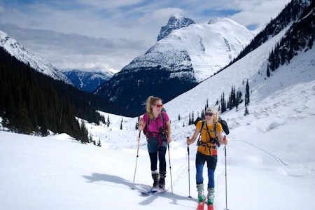 FLOTT VÆR: Margaret Vågshaug og Sara Swensson i Rogers Pass. Foto: Lene Lykke Erichsen Pudder i Whistler