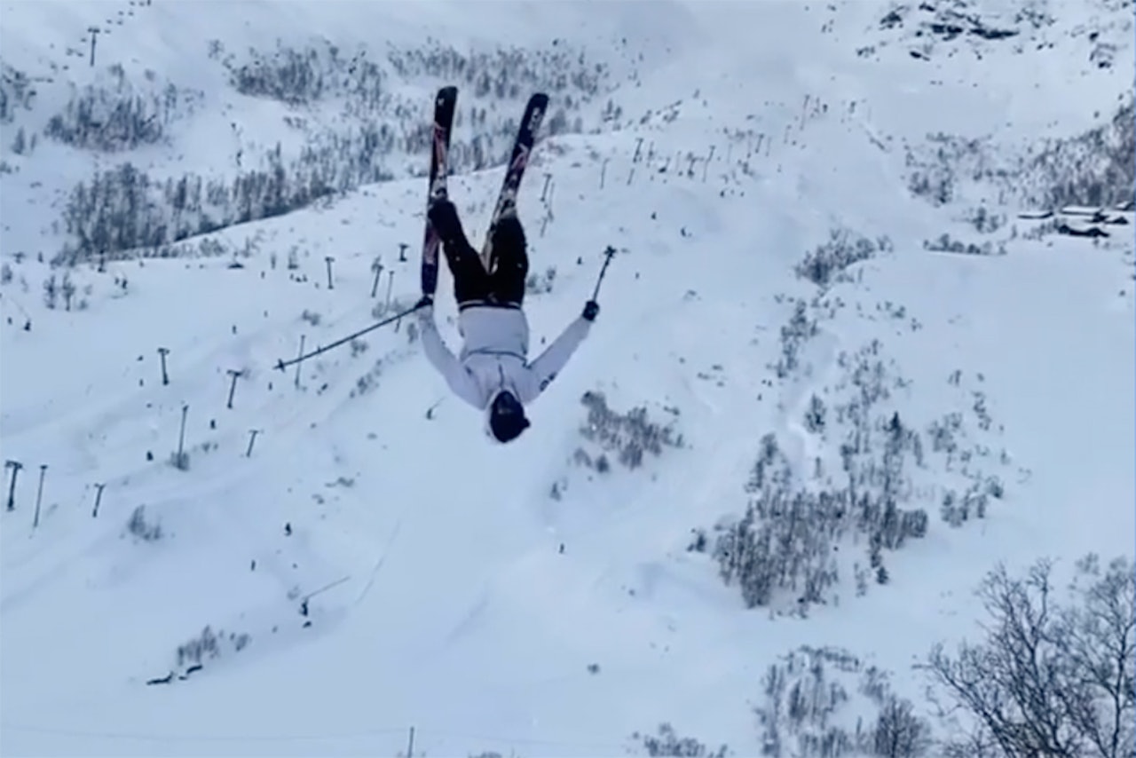 GIGANTISK: Se Benjamins gigantiske backflip her. Foto: Skjermdump Benjamin Forthun backflip