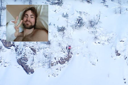 HOLDER MOTET OPPE: Bildet fra livesendinga viser Dennis idet han kræsjer hardt i fjellveggen. Legg merke til sporene hans oppe til høyre som viser hvor stor fart han hadde. Heldigvis sier legene han kommer til å bli helt frisk, til tross for to brudd i ryggen og to i hånda. Foto: FWT/ privat HOLDER MOTET OPPE: Bildet fra livesendinga viser Dennis idet han kræsjer hardt i fjellveggen. Legg merke til sporene hans oppe til høyre som viser hvor stor fart han hadde. Heldigvis sier legene han kommer til å bli helt frisk, til tross for to brudd i ryggen og to i hånda. Foto: FWT/ privat