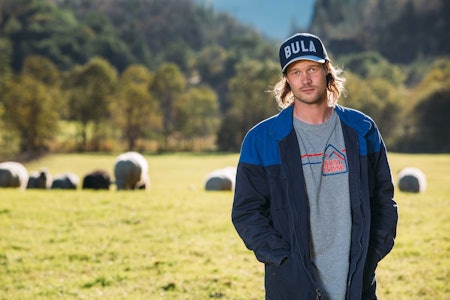 VETERAN: Klaus Finne er med sine 26 år for veteran å regne i freeskikonkurranser. I fjor hadde han sin beste sesong noen sinne. Her er han hjemme på garden midt i Voss. Foto: Chris Baldry VETERAN: Klaus Finne er med sine 26 år for veteran å regne i freeskikonkurranser. I fjor hadde han sin beste sesong noen sinne. Her er han hjemme på garden midt i Voss. Foto: Chris Baldry