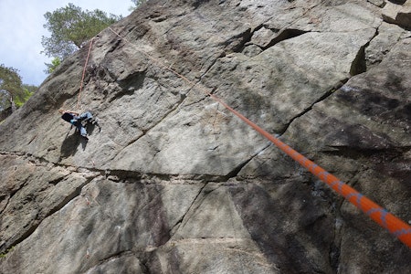 TEST: Una Flaata topptauer på Pinslibeisen (7/7+) på Hellerud i Oslo. Foto: Dag Hagen TEST: Una Flaata topptauer på Pinslibeisen (7/7+) på Hellerud i Oslo. Foto: Dag Hagen