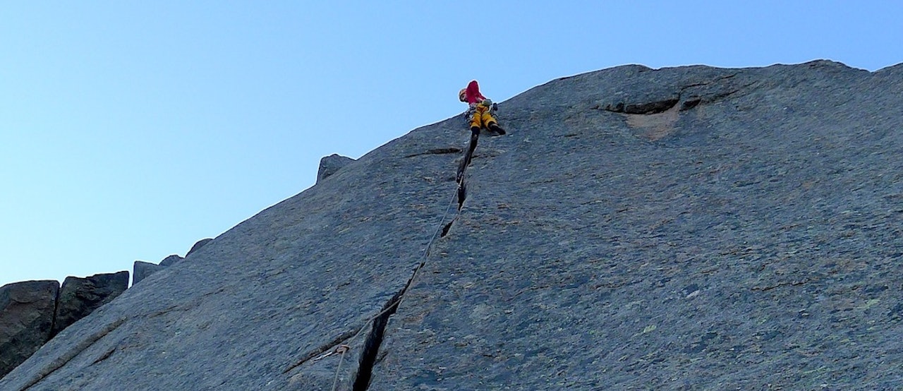 Dag Hagen topper ut Vågariset i Lofoten. Et fantastisk off-with-riss, feilaktig beskrevet som et håndjamriss i føreren. Gradert 6+, men riktig grad er 7, kanskje 7+?. Foto: Roger Ebeltoft. Dag Hagen topper ut Vågariset i Lofoten. Et fantastisk off-with-riss, feilaktig beskrevet som et håndjamriss i føreren. Gradert 6+, men riktig grad er 7, kanskje 7+?. Foto: Roger Ebeltoft.
