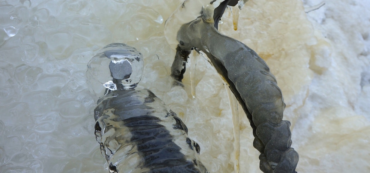 Spell nye økser, helt innfryst etter å ha overnattet på samme sted i isen. Foto: Dag Hagen Spell nye økser, helt innfryst etter å ha overnattet på samme sted i isen. Foto: Dag Hagen