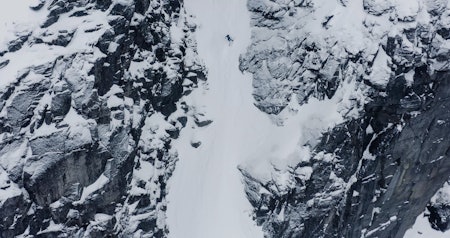 AGGRESSIVT: Når du kjører bratt på ski er det avgjørende at du har den grunnleggende teknikken i ryggmargen. Foto: Christian Nerdrum 