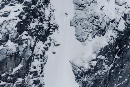 AGGRESSIVT: Når du kjører bratt på ski er det avgjørende at du har den grunnleggende teknikken i ryggmargen. Foto: Christian Nerdrum AGGRESSIVT: Når du kjører bratt på ski er det avgjørende at du har den grunnleggende teknikken i ryggmargen. Foto: Christian Nerdrum