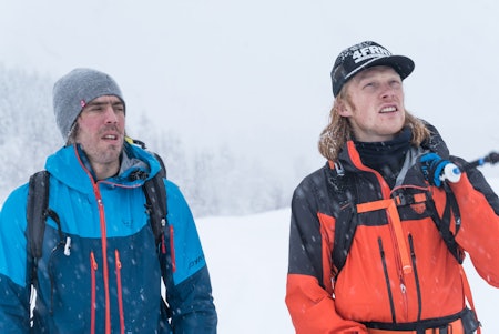 Eirik Finseth og Trygg Lindkjølen diskuterer teknikk før de bestiger og hiver seg utfor en fjellside med én meter med pudder ved Sogndal. Foto: Christian Nerdrum