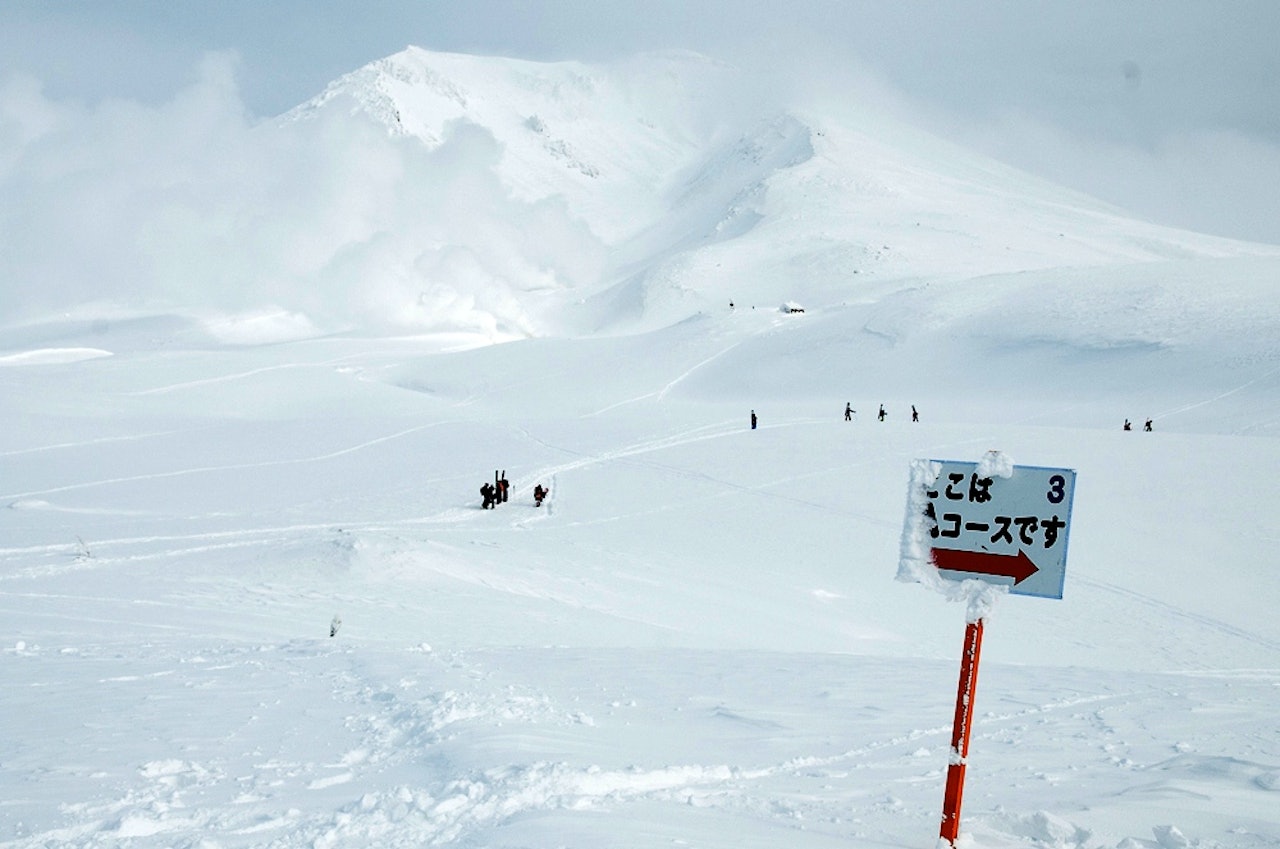 Japan: Asahidake får du mest ut av om du orker å labbe litt. Her er vi på vandring mot kammen til høyre for den ikoniske vulkanen. Japan: Asahidake får du mest ut av om du orker å labbe litt. Her er vi på vandring mot kammen til høyre for den ikoniske vulkanen.