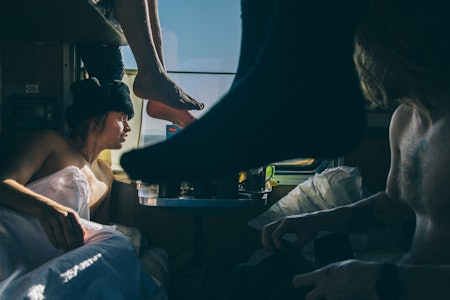 HALVVEIS ETTER EI UKE: William Larsson og Matteus Lestage eter en sein nuddelfrokost et sted i Sibir. HALVVEIS ETTER EI UKE: William Larsson og Matteus Lestage eter en sein nuddelfrokost et sted i Sibir.