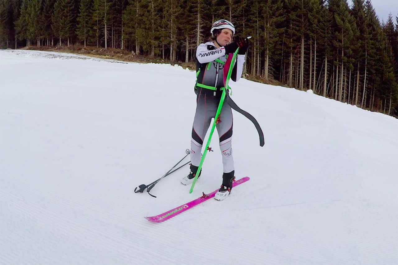 FELLER: Ola Hovdenak viser deg hvordan du tar på fellene. Foto: Skjermdump FELLER: Ola Hovdenak viser deg hvordan du tar på fellene. Foto: Skjermdump