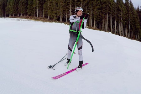 FELLER: Ola Hovdenak viser deg hvordan du tar på fellene. Foto: Skjermdump FELLER: Ola Hovdenak viser deg hvordan du tar på fellene. Foto: Skjermdump