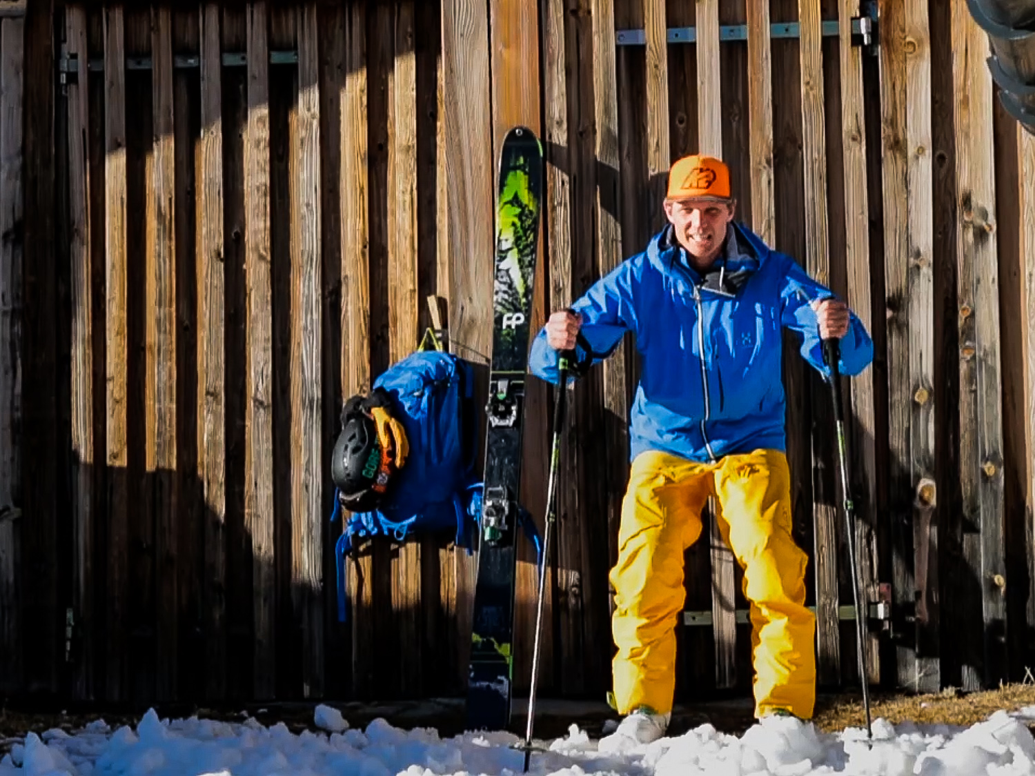KLAR FOR STRAFFE: Asbjørn Eggebø Næss trenger verken mål eller 5-meter for å demonstrere hvordan en fotballkeeper ville stått på ski. Foto: Christian Nerdrum