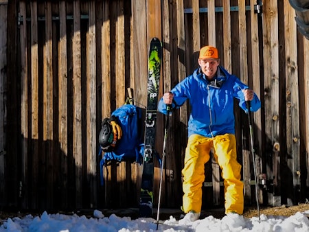 KLAR FOR STRAFFE: Asbjørn Eggebø Næss trenger verken mål eller 5-meter for å demonstrere hvordan en fotballkeeper ville stått på ski. Foto: Christian Nerdrum