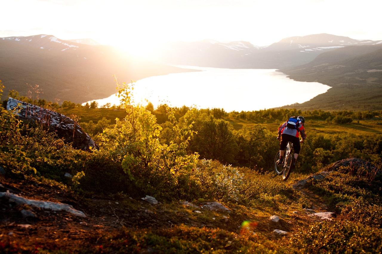 EN BRAAAPMANN I SOLNEDGANG: Slik ser det ut når Braaap-mannen setter fart ned fra Rauhovden i Oppdal. Foto: Martin Innerdal Dalen EN BRAAAPMANN I SOLNEDGANG: Slik ser det ut når Braaap-mannen setter fart ned fra Rauhovden i Oppdal. Foto: Martin Innerdal Dalen