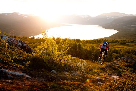 EN BRAAAPMANN I SOLNEDGANG: Slik ser det ut når Braaap-mannen setter fart ned fra Rauhovden i Oppdal. Foto: Martin Innerdal Dalen