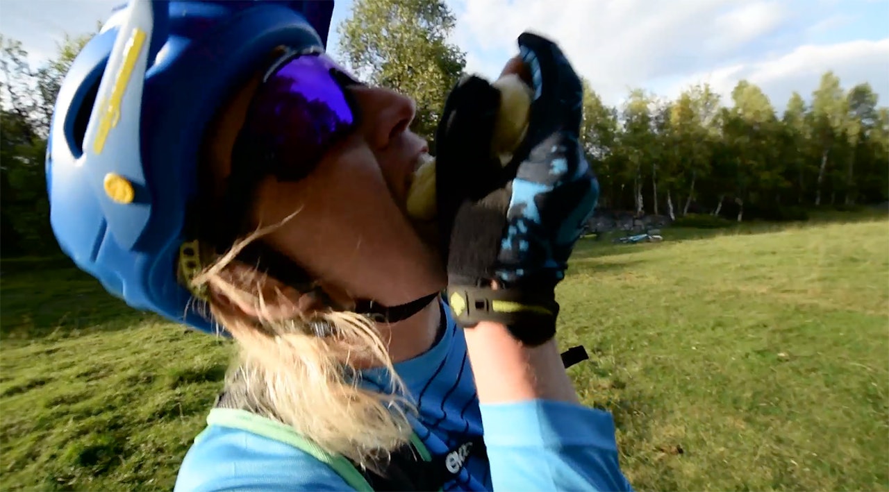 NÆRING: Braaapmannen sikrer seg viktig næringsinntak på sykkeltur uten å øke vekten på sekken. Foto: Martin I. Dalen NÆRING: Braaapmannen sikrer seg viktig næringsinntak på sykkeltur uten å øke vekten på sekken. Foto: Martin I. Dalen