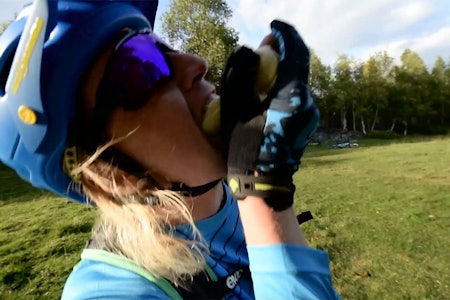 NÆRING: Braaapmannen sikrer seg viktig næringsinntak på sykkeltur uten å øke vekten på sekken. Foto: Martin I. Dalen NÆRING: Braaapmannen sikrer seg viktig næringsinntak på sykkeltur uten å øke vekten på sekken. Foto: Martin I. Dalen