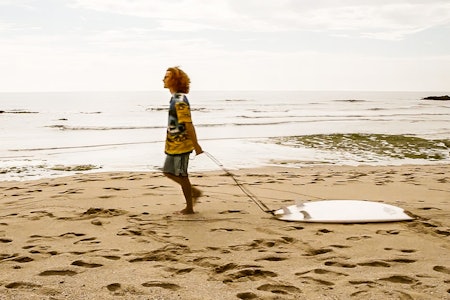 Dominic Potts på strandtur i Portugal med det nye brettet sitt. Heldigvis har han gode venner som kan fortelle hvordan et surfbrett aller helst skal håndteres. Den gode vennen er i første innslag av Hodet over vannet John Jacobsen. Han kan også gi Doninik et og annet tips om voksing, leash-bruk og finneoppsett på brettet. Dominic Potts på strandtur i Portugal med det nye brettet sitt. Heldigvis har han gode venner som kan fortelle hvordan et surfbrett aller helst skal håndteres. Den gode vennen er i første innslag av Hodet over vannet John Jacobsen. Han kan også gi Doninik et og annet tips om voksing, leash-bruk og finneoppsett på brettet.