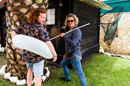 MANØVER: Det er lett å la seg avlede av bildet, men Dominic Potts og John Jacobsen er her igjen for å snakke om alt annet enn surf. Bilde: Anders Idland Melchior MANØVER: Det er lett å la seg avlede av bildet, men Dominic Potts og John Jacobsen er her igjen for å snakke om alt annet enn surf. Bilde: Anders Idland Melchior