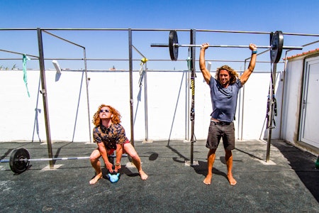 TRENING: Uten styrke og fleksibiltet kommer du ikke langt i surfing. Om du skal velge en av delene, vil en fleksibel kropp definitivt være mest fordelaktig. Bilde: Anders Melchior Trening surfing