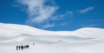 Ei lang rekkje skiløparar på veg opp dei «snille» bakkane mot Urbakken og vidare opp mot Blæja. Foto: Håvard Myklebust. Ei lang rekkje skiløparar på veg opp dei «snille» bakkane mot Urbakken og vidare opp mot Blæja. Foto: Håvard Myklebust.
