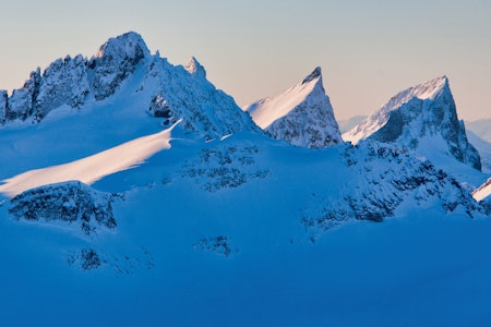 Dei tre store: Store Brekketind, Slogen og Jakta reiser seg i kjent positur. Foto: Håvard Myklebust. Dei tre store: Store Brekketind, Slogen og Jakta reiser seg i kjent positur. Foto: Håvard Myklebust.