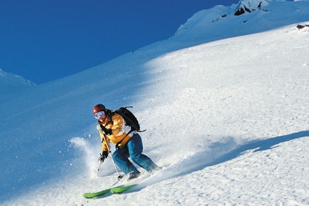 LANG SESONG: Hege Kristiansen på vei ned fra Nibbi. Den 1741 meter høye toppen ved siden av Skogshorn er et kort turalternativ med mange nedkjøringsvarianter og lang sesong. Foto: Matti Bernitz Hemsedal topptur