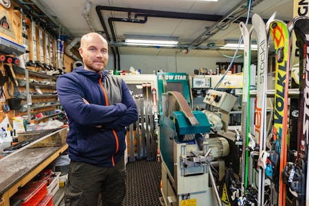 PREPPING: Terje Strand fra Onkel Pudder i Oppdal viser hvordan du kan preppe skiene. Foto: Martin I. Dalen Prepping av ski