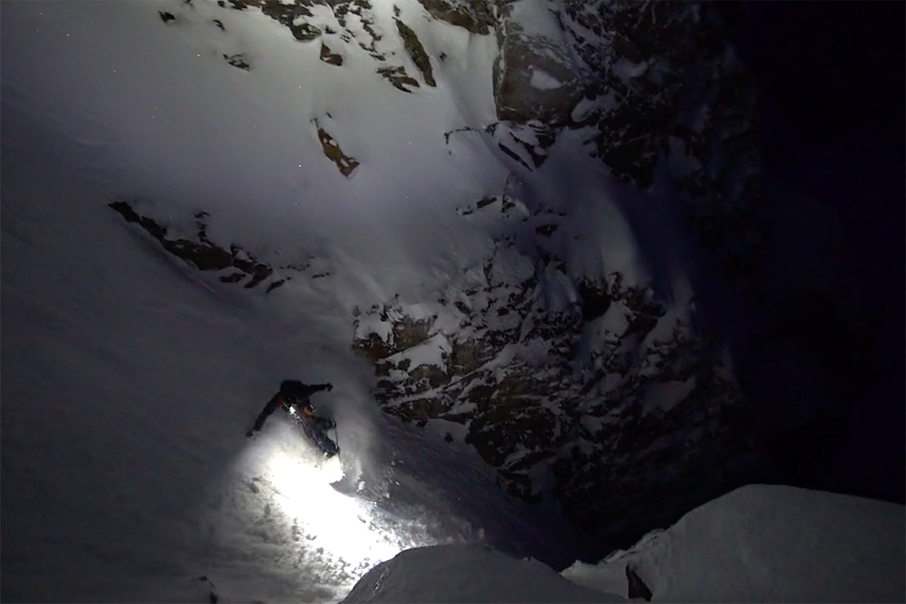 I MØRKET: Her kjører de den kjente renna i mørket. Foto: Skjermdump I MØRKET: Her kjører de den kjente renna i mørket. Foto: Skjermdump