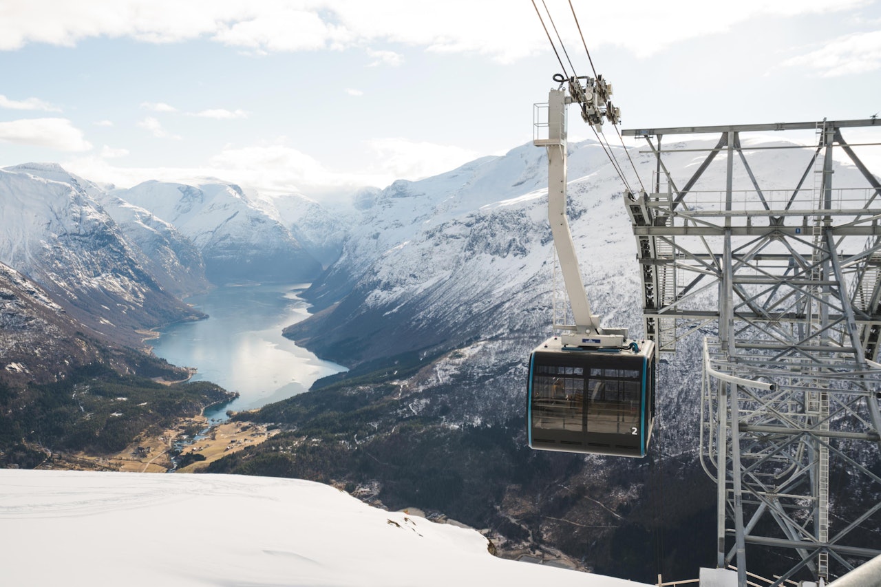 GONDOLEN: På fem minutt fraktar han 45 personar frå ord og sumar til vinter og snø. Foto: Bård Basberg