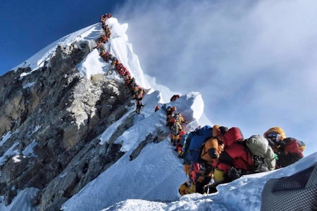 FOLKSOMT: Mount Everest har nå fått en ny, offisiell høyde. Foto: AP / Nirmal Purja Mount Everest