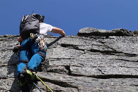 MANGE KRAV: Fjellklatresekken må fikse mye. Her er Arc´teryx Alpha FL 40 med på tur i Innerdalen på Nordmøre. Foto: Siv-Elin Skogen fjellklatring sekk test