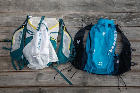 LYNRASKE KLATRESEKKER: Vi har testet to løpesekk-inspirerte klatresekker for kortere klatreturer. Foto: Tore Meirik test klatresekk