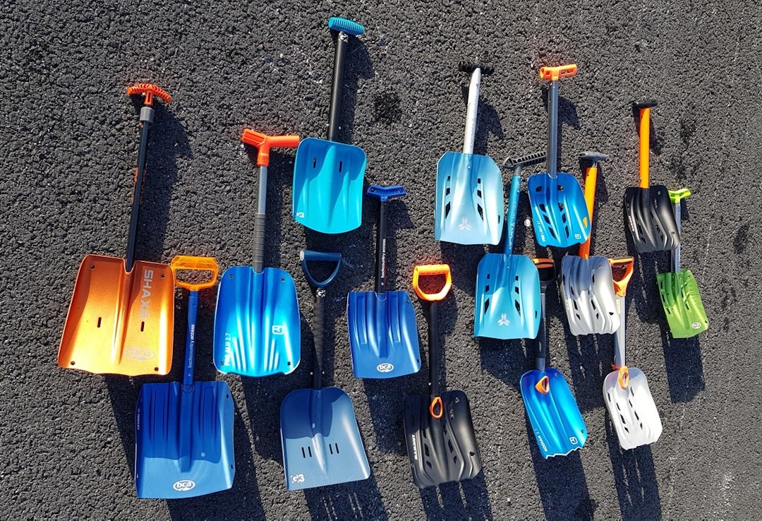 DEN STORE SPADETESTEN: Alle som går topptur og kjører offpist må ha en skredspade. Vi har testet femten spader. Foto: Christer Lundberg Nes test skredspade spade