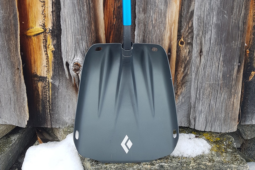 TEST: Vi har testet snøspaden Black Diamond Evac 7. Foto: Christer Lundberg Nes Black Diamond Evac 7 snøspade