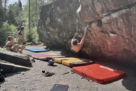 Stemning: En herlig solrik økt på Tokerud med fargerike pads som dekker bakken. Foto: Dag Hagen test av crashpads buldring tokerud buldrematter