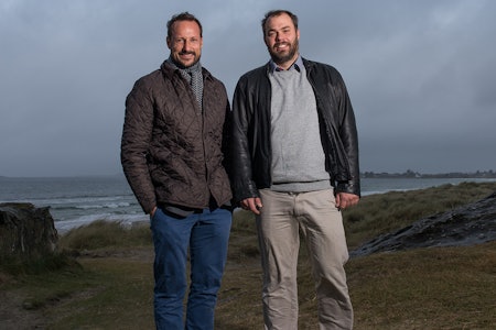 Kronprins Haakon og Tore Kramer, leder av Norsk Surfklubb, etter møte på Solastranda i november. Foto Felix Skulstad. Kronprins Haakon og Tore Kramer, leder av Norsk Surfklubb, etter møte på Solastranda i november. Foto Felix Skulstad.