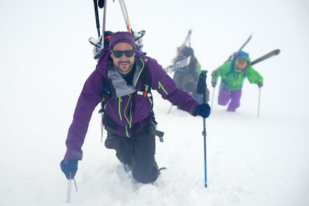 TIL GRØNLAND: Kronprins Haakon skal kite over Grønlandsisen. Her er han på vei opp Store Ringstind i 2014. Foto: Bård Basberg Kronprins Haakon.